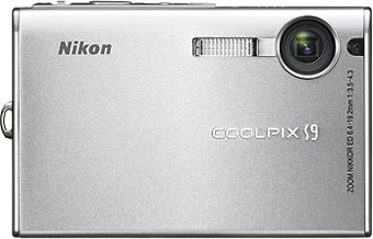 Câmera digital Nikon Coolpix S9 - Cortesia da Nikon, editada pelo Câmera versus Câmera