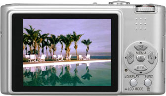 Câmera digital Panasonic Lumix DMC-FX12 - Cortesia Panasonic, editada pelo Câmera versus Câmera