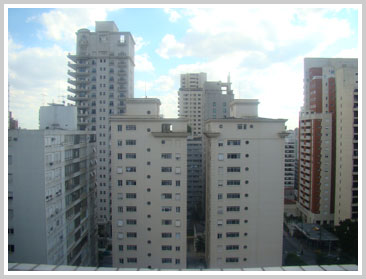 Paisagem com edifícios: os das bordas da foto apresentam encurvatura côncava