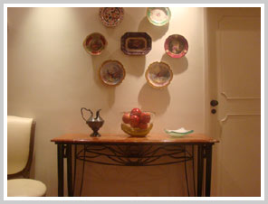 Ambiente interno, luzes residenciais, color cast avermelhado, sem flash