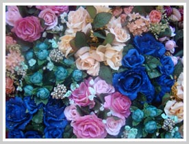 Guirlandas de flores coloridas de tecido enchem o quadro nesse teste