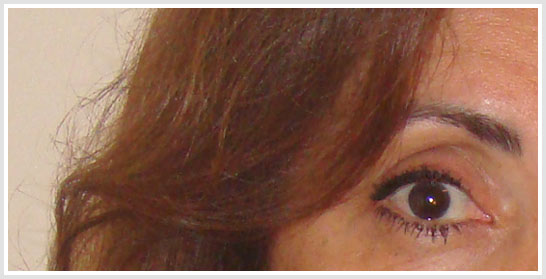Retrato feminino, detalhe tamanho natural da região do olho direito e cabelo