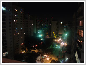 Paisagem noturna, ângulo largo, flecha indica área que será submetida ao zoom 15x da Sony H9