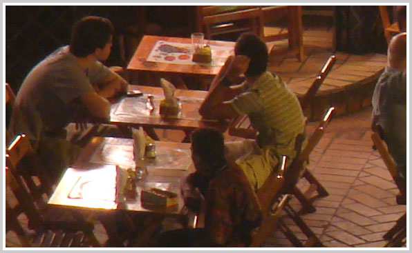 Detalhe tamanho natural do bar, rapazes sentados à mesa