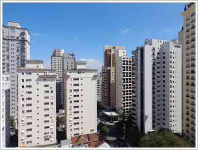 Paisagem com edifícios, praticamente livres de distorção do tipo barril