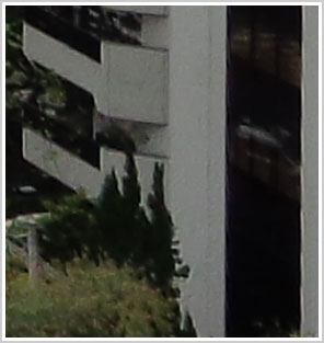 Serrilhado nas bordas de detalhe vertical de edifício, aplicação do DRO Plus da Sony H90