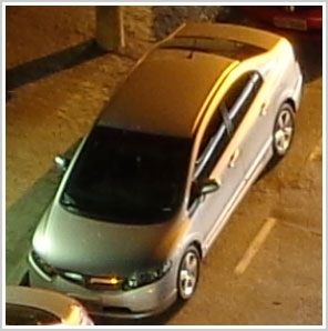 Recorte tamanho natural, automóvel estacionado à noite, foto tirado com o zoom pela Sony H90