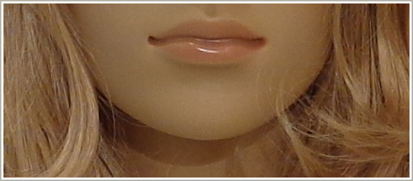 Detalhe tamanho natural, região de lábios e cabelo da manequim, sem flash, ISO 80