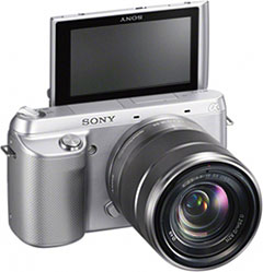 Máquina digital Sony Alpha NEX-F3 com lente opcional e tela LCD virada para cima - Foto editada pelo Câmera versus Câmera