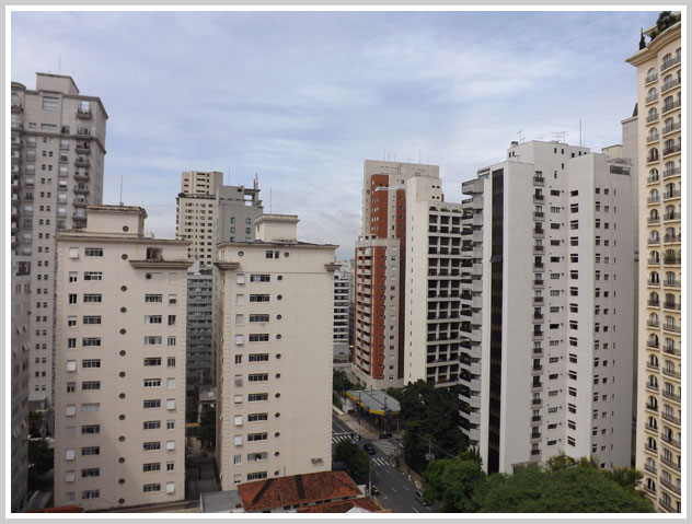 Mesma paisagem com prédios, distorção tipo barril acentuada