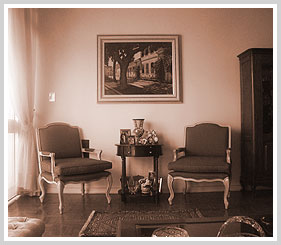 Mesma cena com duas poltronas, quadro, mesinha com porta-retratos, tudo sob coloração sépia