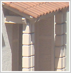 Parte da varanda de um dos sobrados, detalhe de telhas, vigas, colunas, veneziana